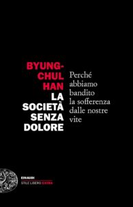 Book with a black cover with the Italian title "La società senza dolore" by Byung-Chul Han